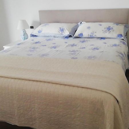 White-Blue Vibes, Seafront 2-Bedroom Apt Montesilvano Marina المظهر الخارجي الصورة
