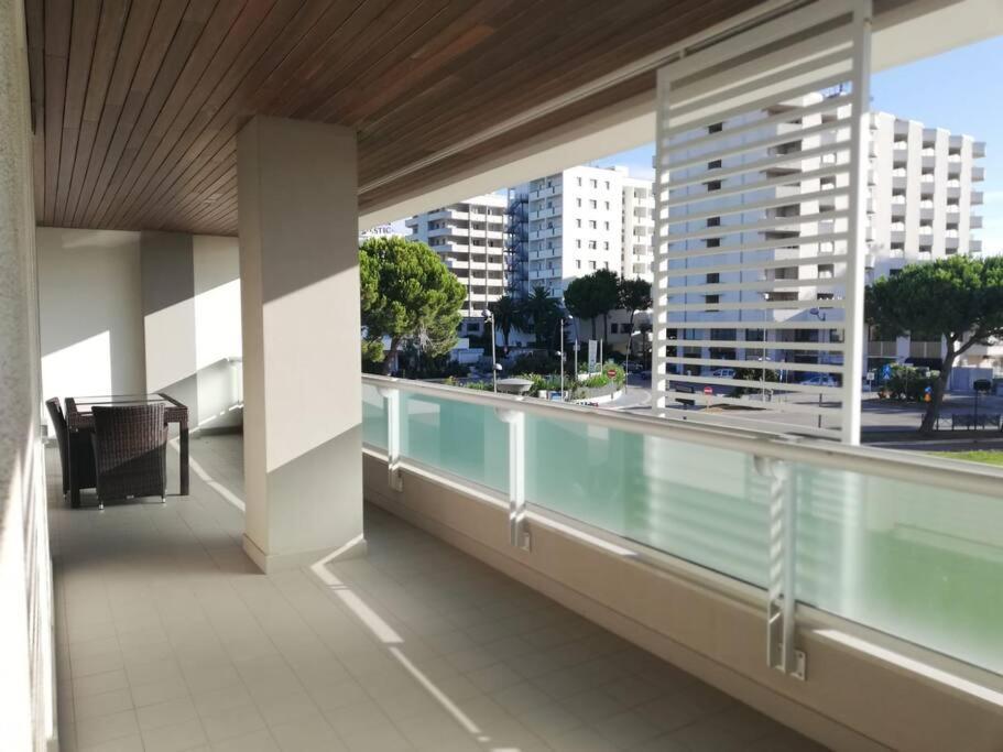 White-Blue Vibes, Seafront 2-Bedroom Apt Montesilvano Marina المظهر الخارجي الصورة