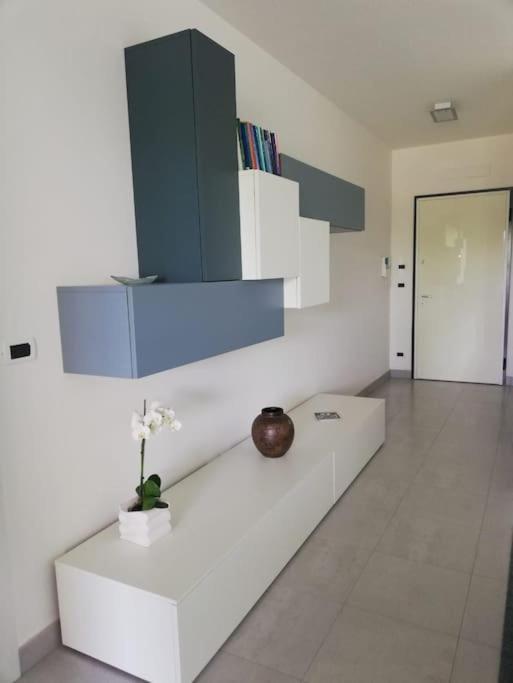 White-Blue Vibes, Seafront 2-Bedroom Apt Montesilvano Marina المظهر الخارجي الصورة