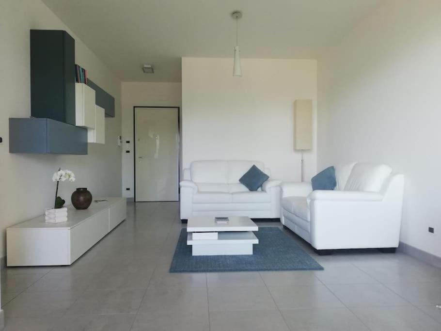 White-Blue Vibes, Seafront 2-Bedroom Apt Montesilvano Marina المظهر الخارجي الصورة