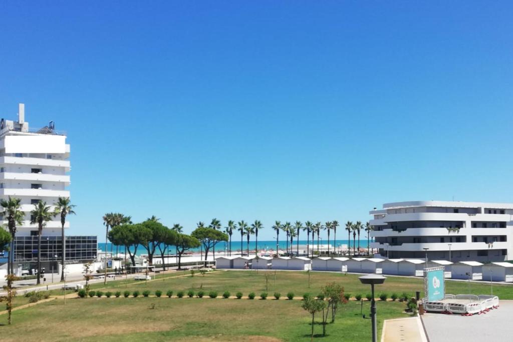 White-Blue Vibes, Seafront 2-Bedroom Apt Montesilvano Marina المظهر الخارجي الصورة