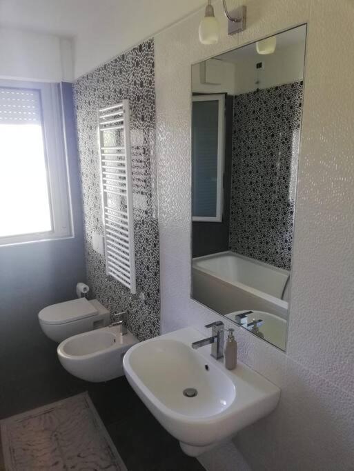 White-Blue Vibes, Seafront 2-Bedroom Apt Montesilvano Marina المظهر الخارجي الصورة