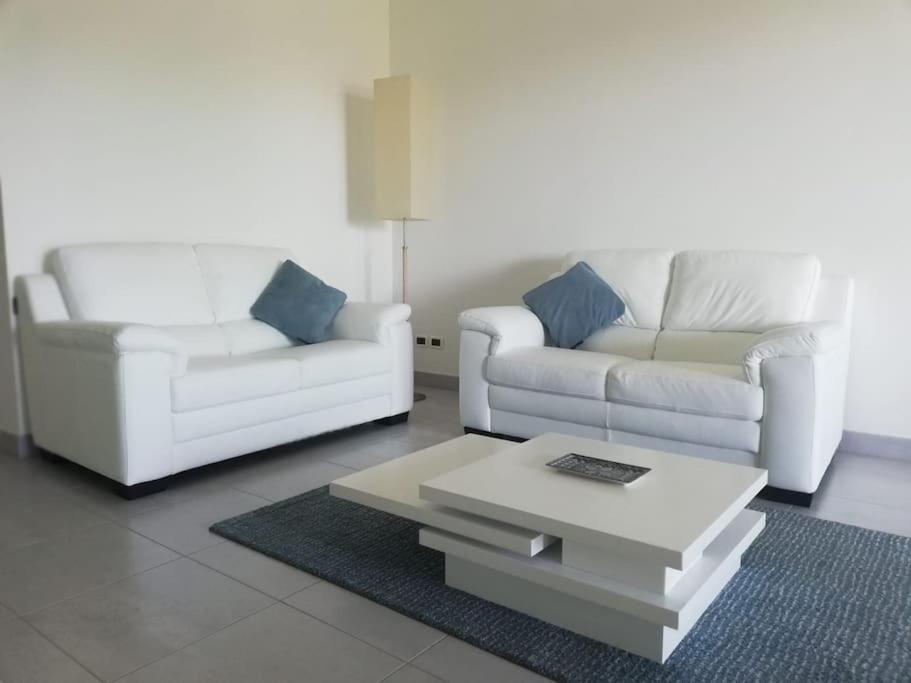 White-Blue Vibes, Seafront 2-Bedroom Apt Montesilvano Marina المظهر الخارجي الصورة