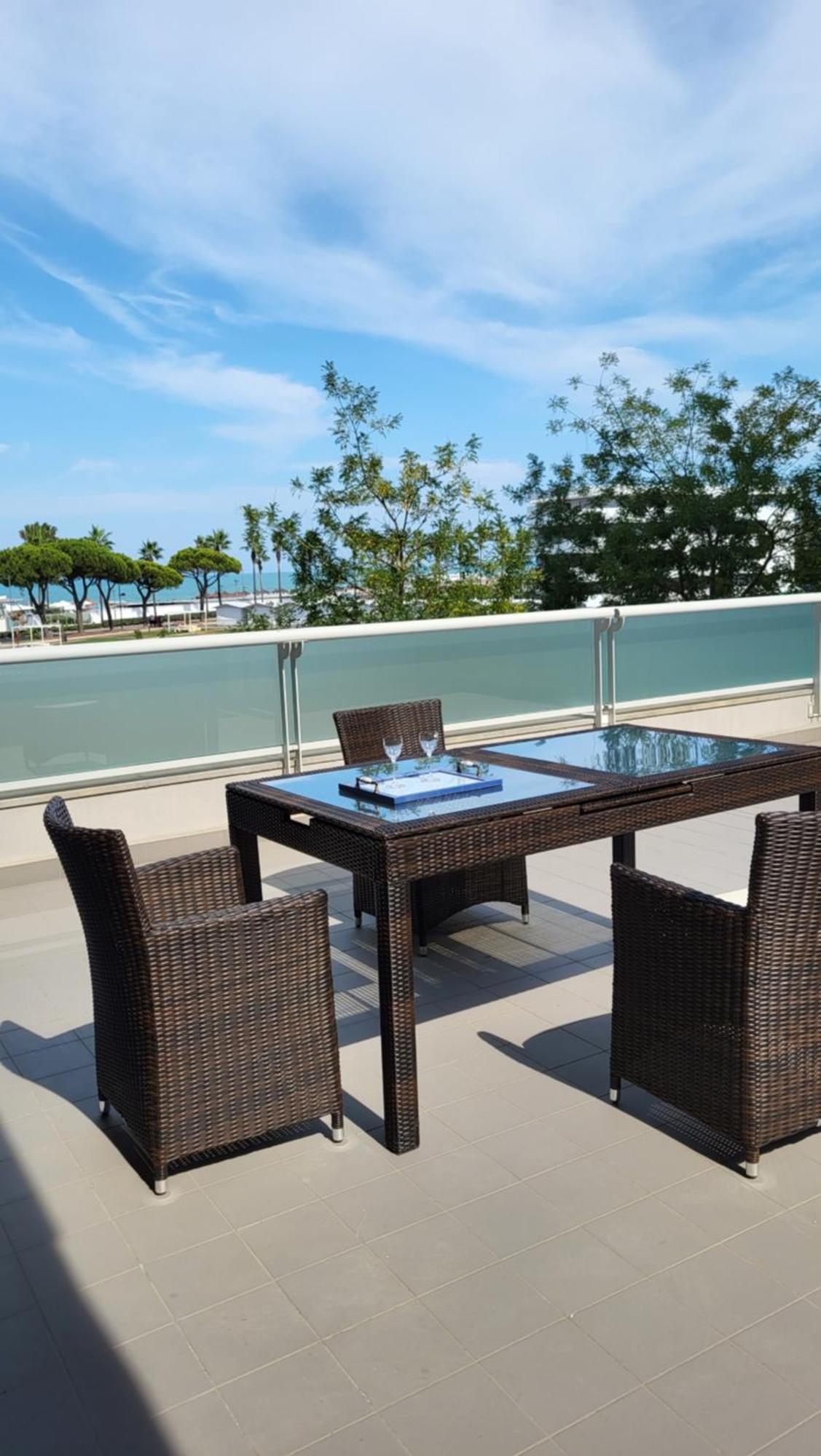 White-Blue Vibes, Seafront 2-Bedroom Apt Montesilvano Marina المظهر الخارجي الصورة