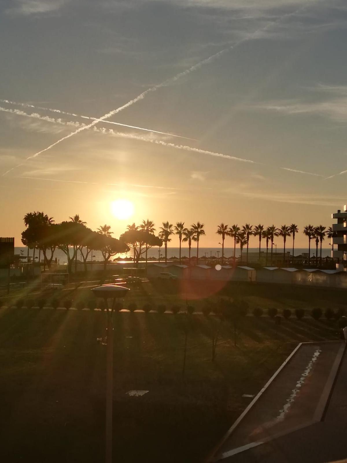 White-Blue Vibes, Seafront 2-Bedroom Apt Montesilvano Marina المظهر الخارجي الصورة